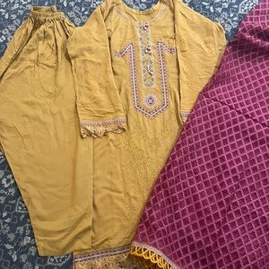 New 3 piece crimson Laxauary winter embroidery dress Salwarkameez xl